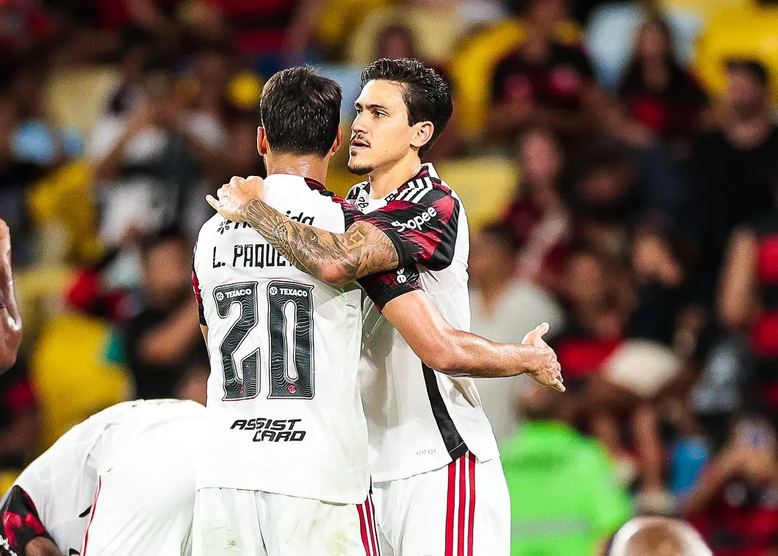 Pedro e Paquetá se abraçam em comemoração de gol em Madureira x Flamengo na semifinal do Carioca 2026