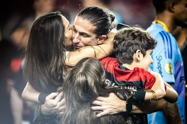 Filipe Luís abraça esposa e filhos no Flamengo
