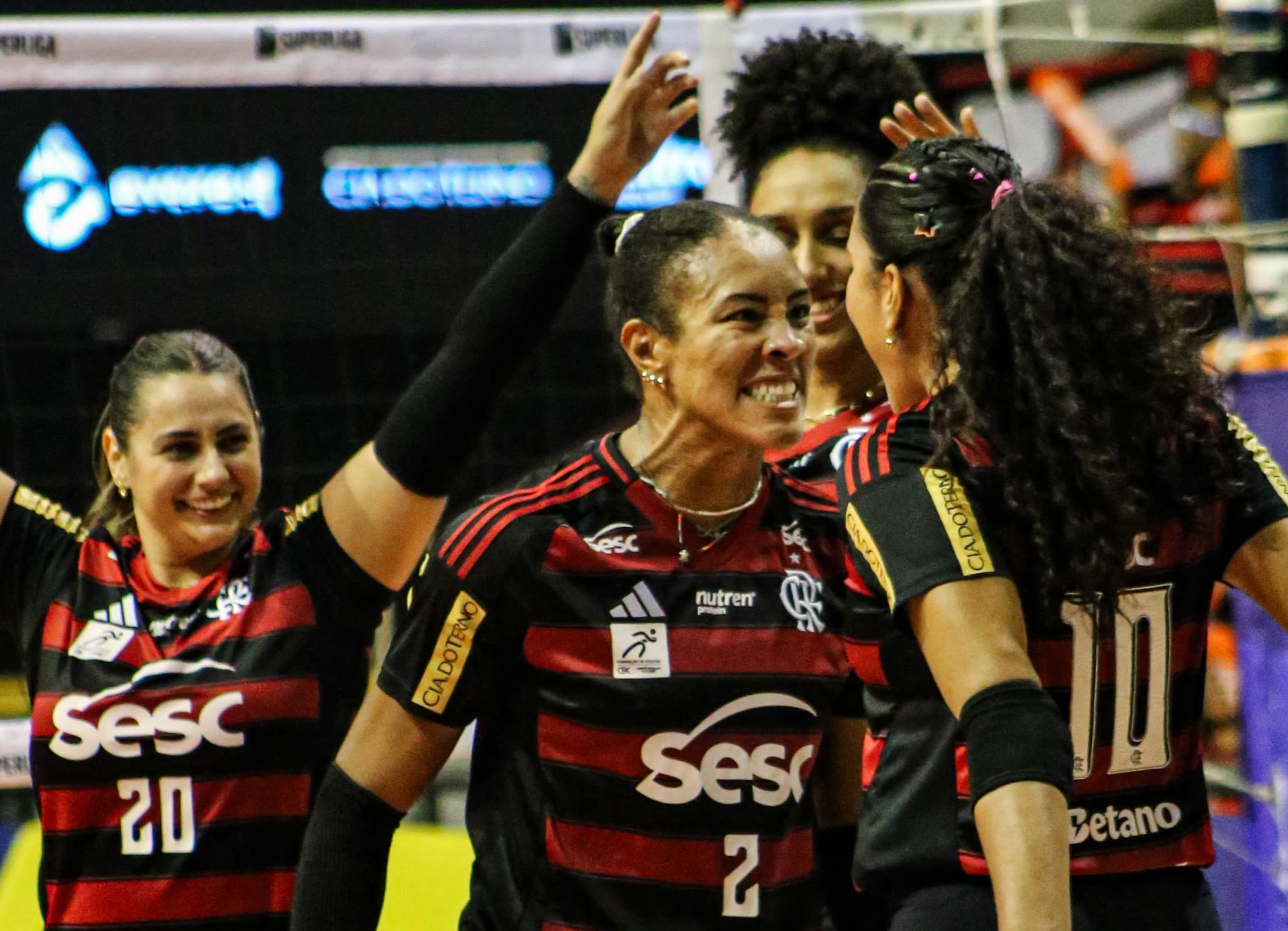 Simone Lee, Giovana, Tainara e Lorena comemoram ponto do Sesc Flamengo