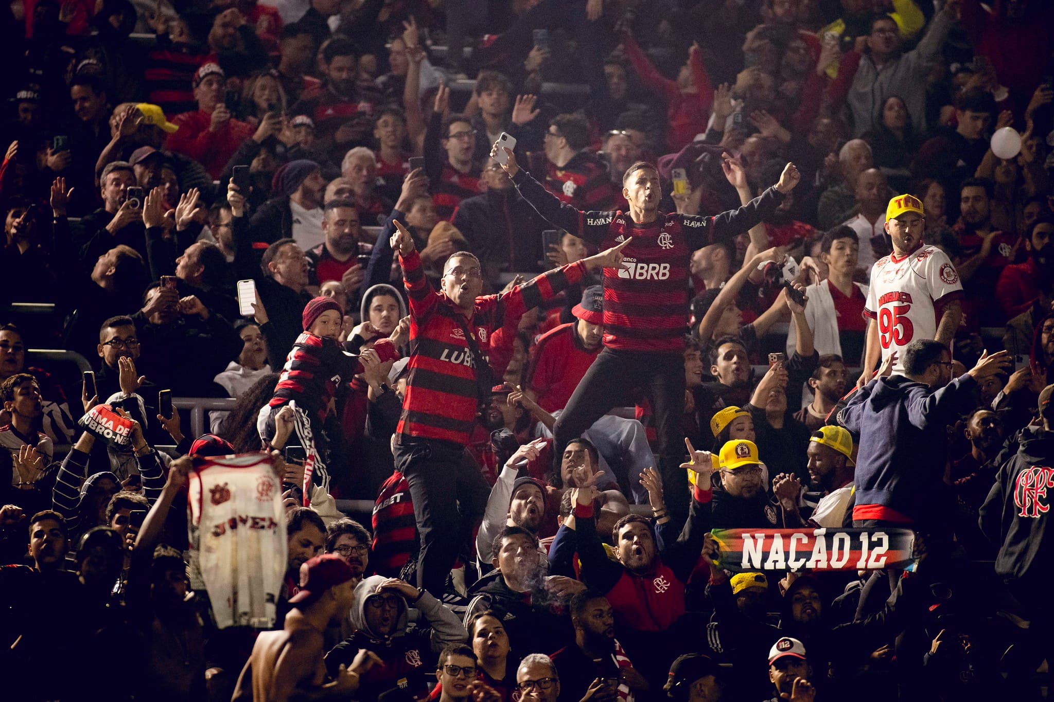 Torcida do Flamengo no Estádio Cícero de Souza Marques, casa do Bragantino