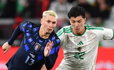 Varela disputa a bola com atacante argelino durante Uruguai x Argélia