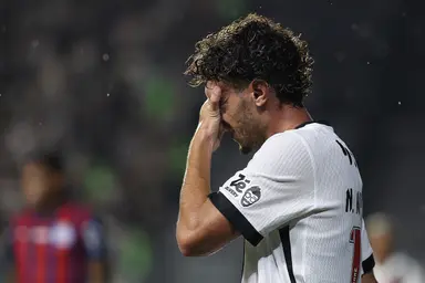 Jogador do Vasco leva mãos ao rosto